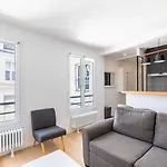 Stylish Paris Apartment Near Louvre & Notre-Dame