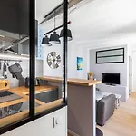 Stylish Paris Apartment Near Louvre & Notre-Dame